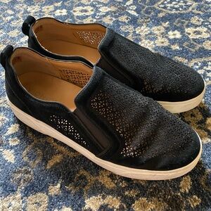 Vionic 12 slip on black shoes